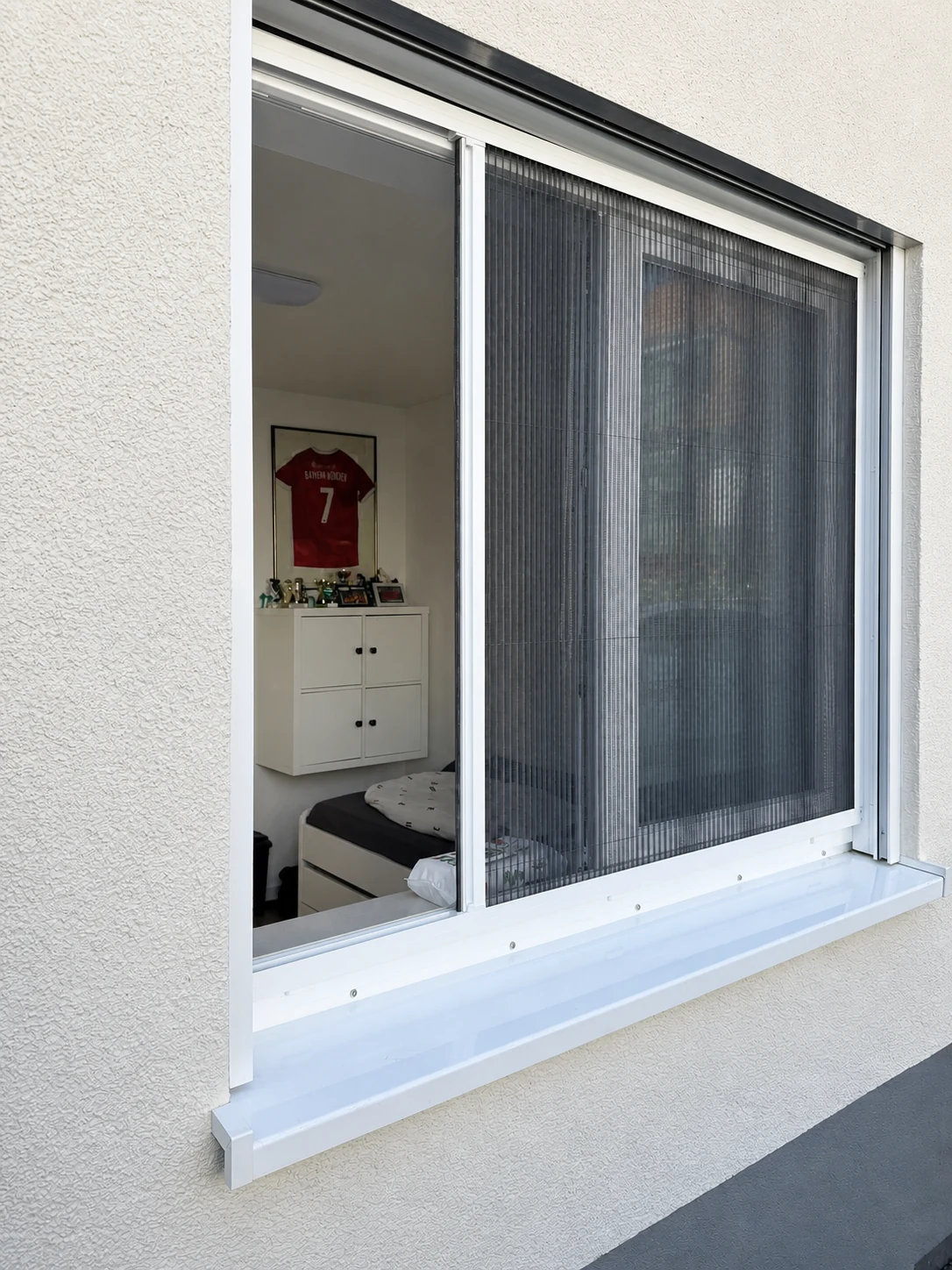 Weißes Fenster, halb geöffnet